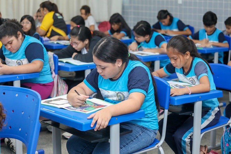38 mil estudantes participam de avaliação em Manaus