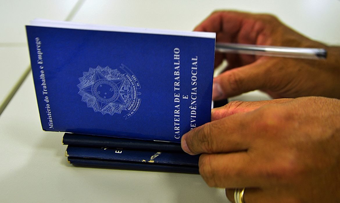 Brasil mantém geração de empregos com carteira assinada