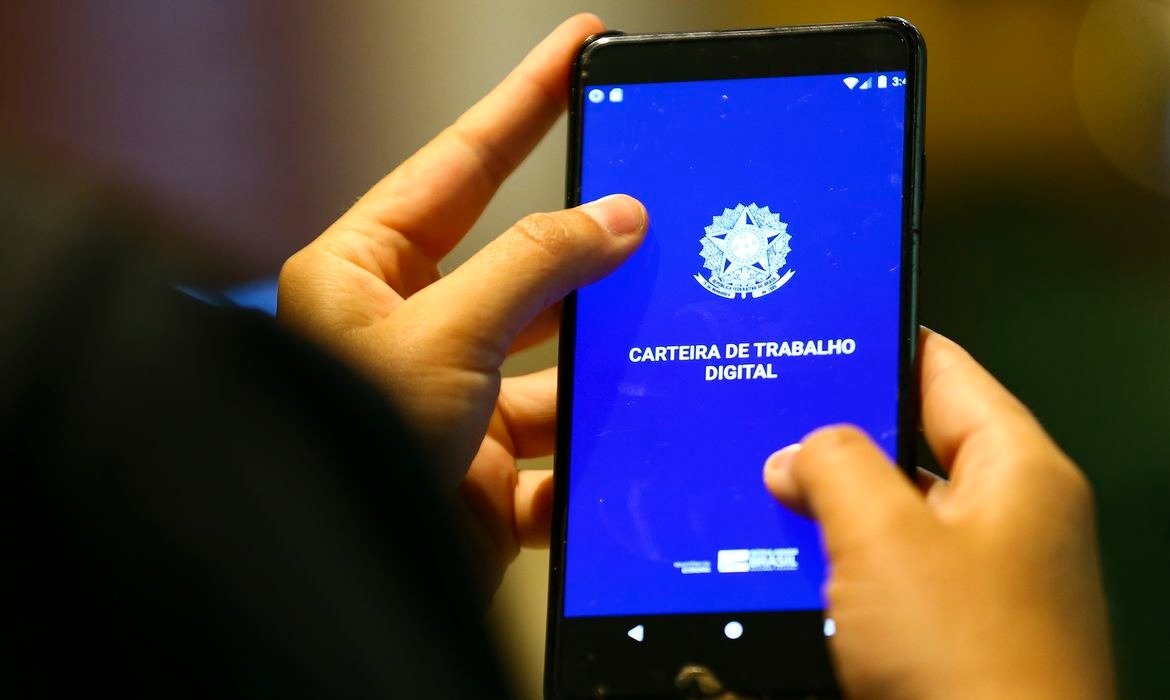 Desemprego cai, mas informalidade segue em atenção