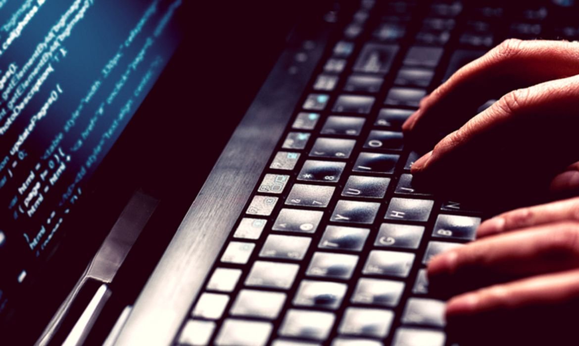 Falsos anúncios aumentam alerta sobre golpes digitais