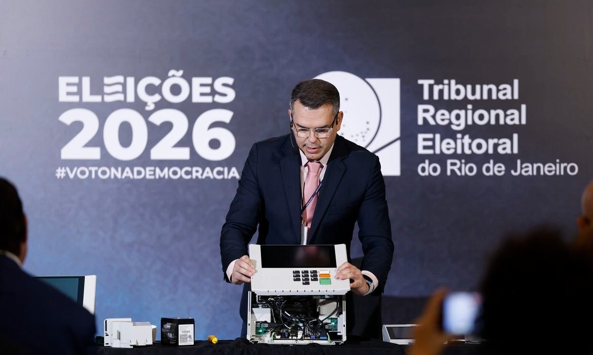 TRE-RJ apresenta urna eletrônica a entidades fiscalizadoras