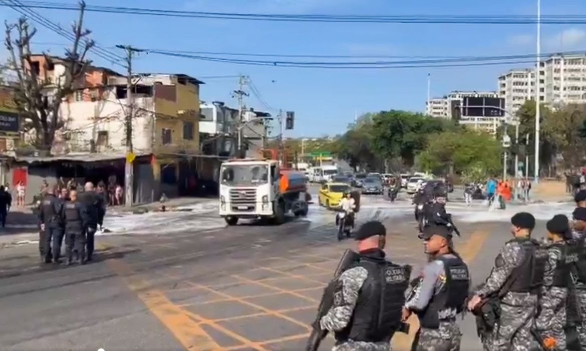 Duas vias são bloqueadas durante manifestação no Rio