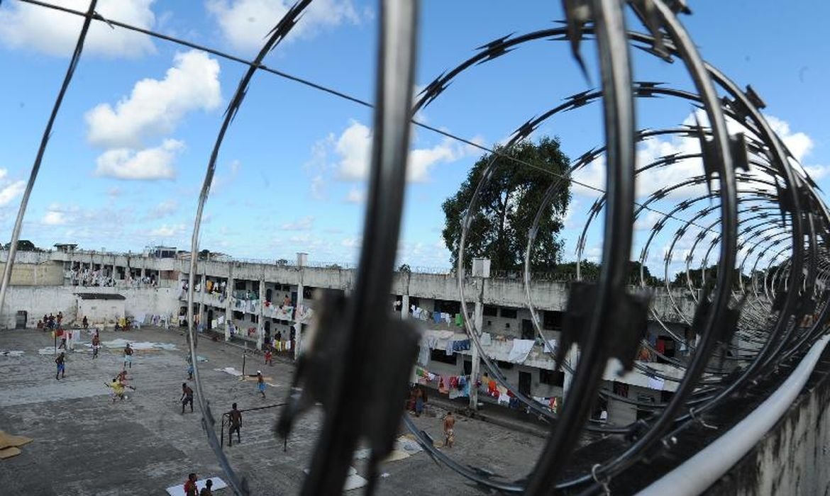 Rio reforça combate a itens proibidos nos presídios