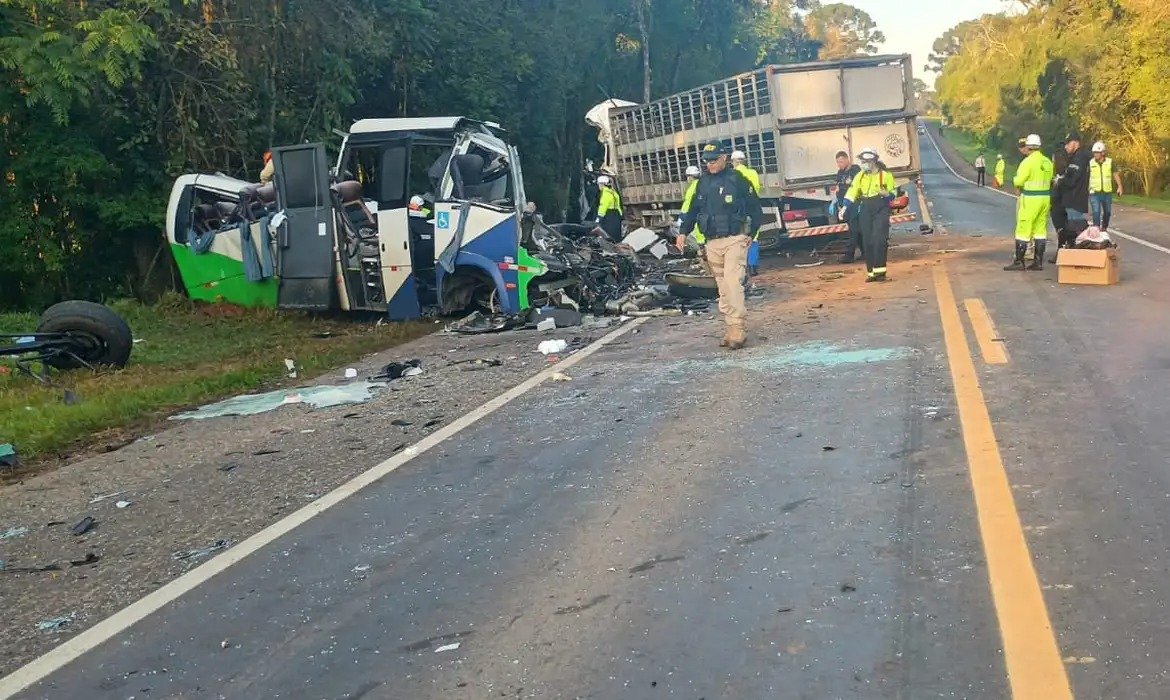 Acidente no Paraná deixa cinco feridos; criança sobrevive