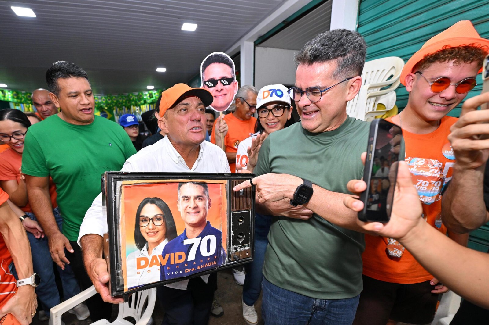 David Almeida percorre ruas da Compensa em Manaus