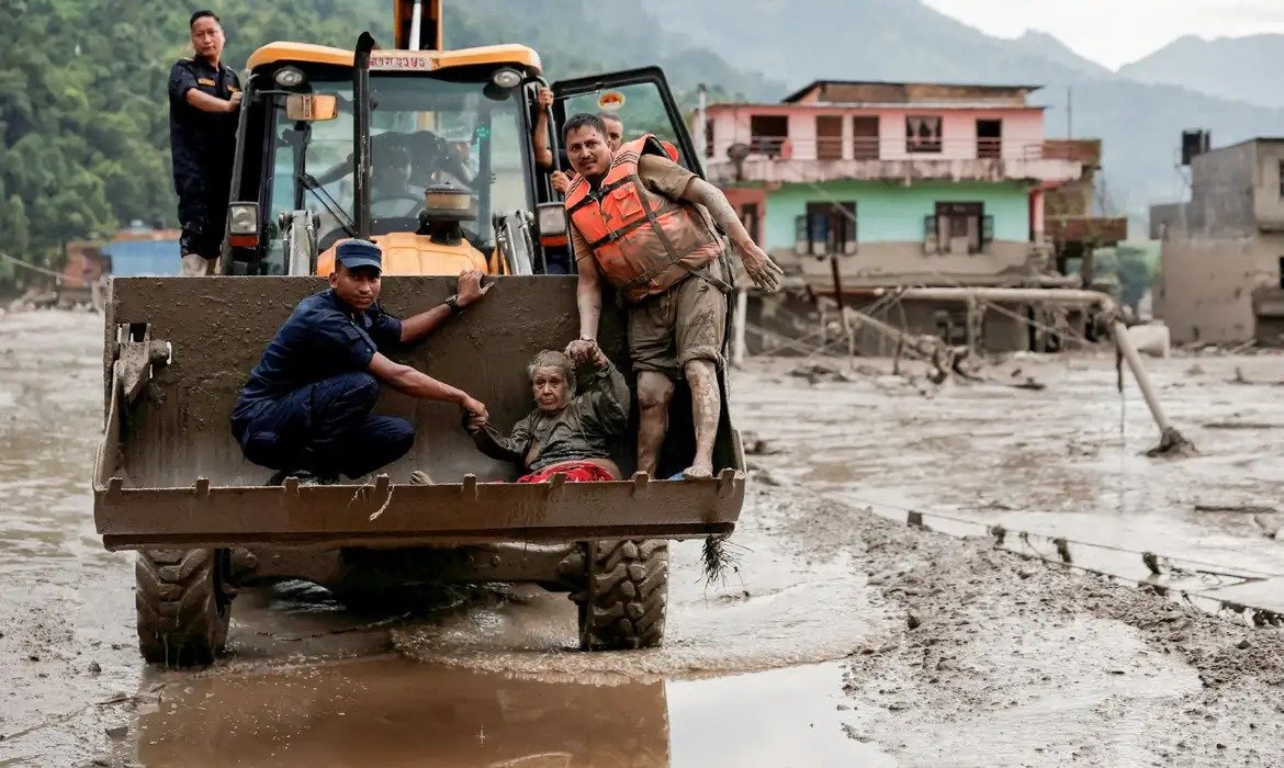 Cheias atingem região entre Nepal e Tibete