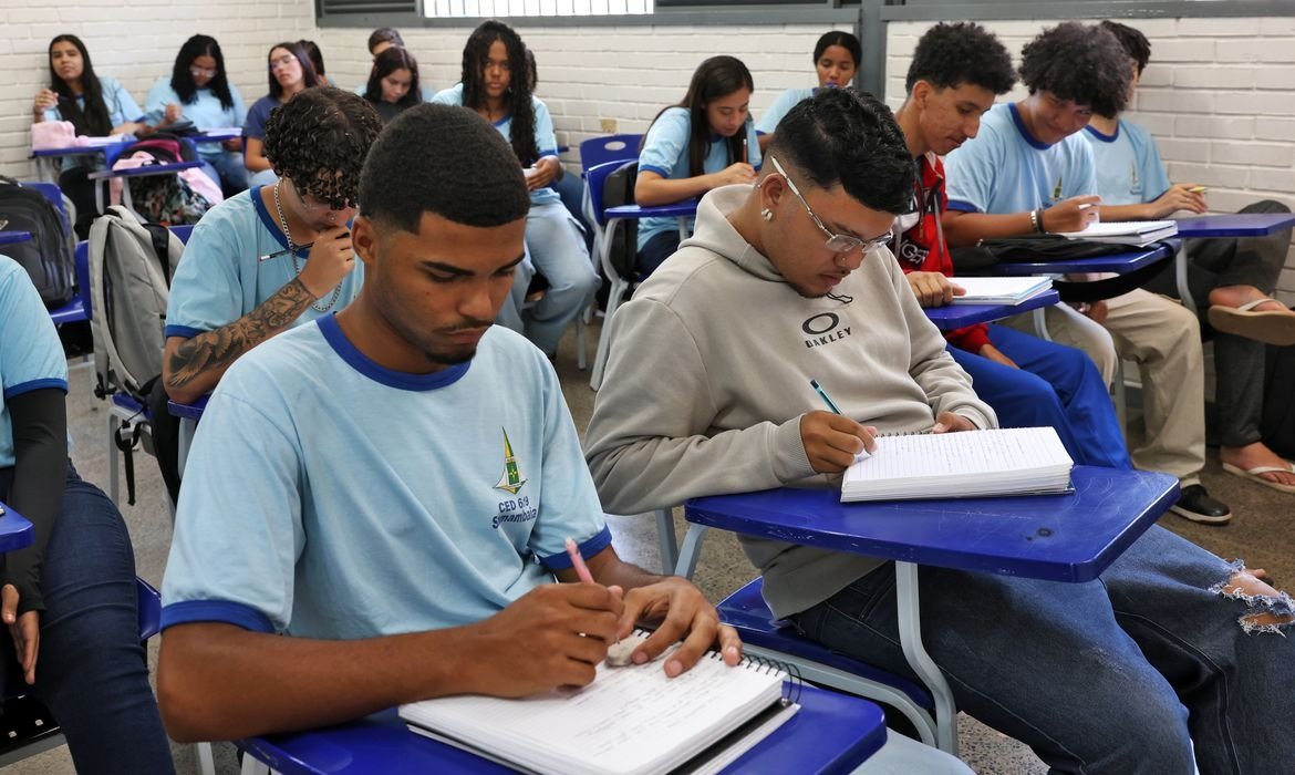 Pé-de-Meia libera R$ 200 nesta segunda