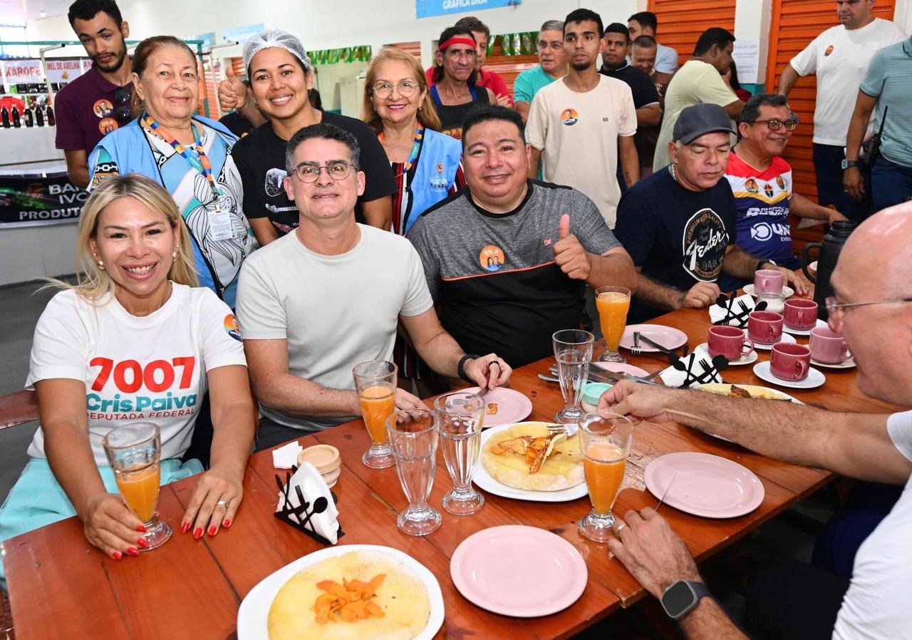 Feirantes conversam com David Almeida em Manaus
