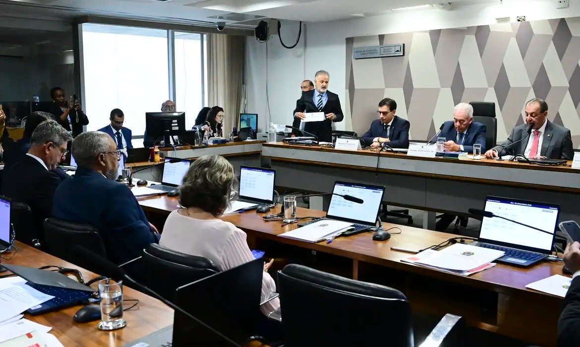 Senado discute nova jornada de trabalho com fim da 6x1