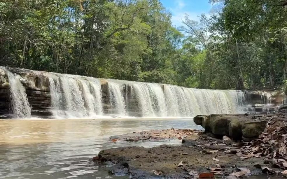 Água cristalina da Cachoeira Natal fica barrenta e preocupa visitantes no AM