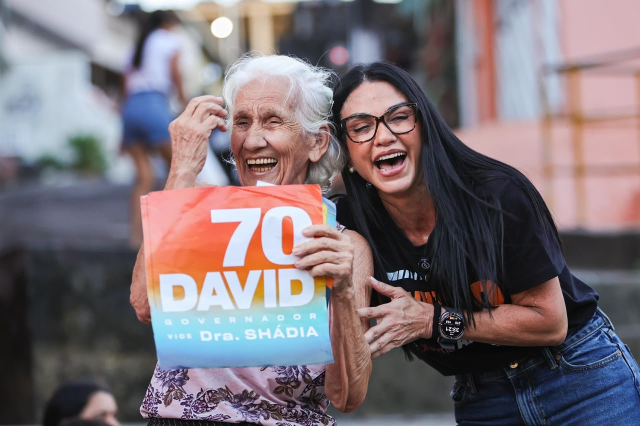 Shádia Fraxe cita praça, quadra e feira durante caminhada na Glória