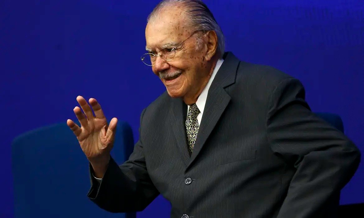 Sarney está internado em São Paulo após quadro de pneumonia