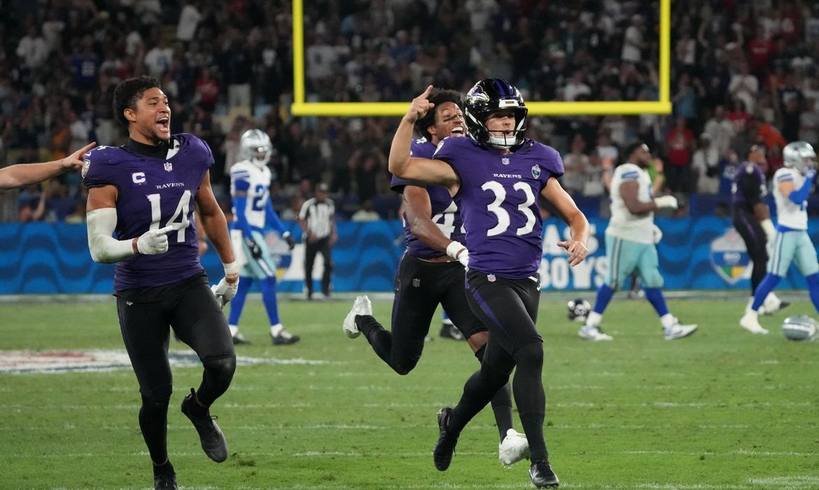 Tyler Loop acerta chute com cronômetro zerado e decide NFL no Rio